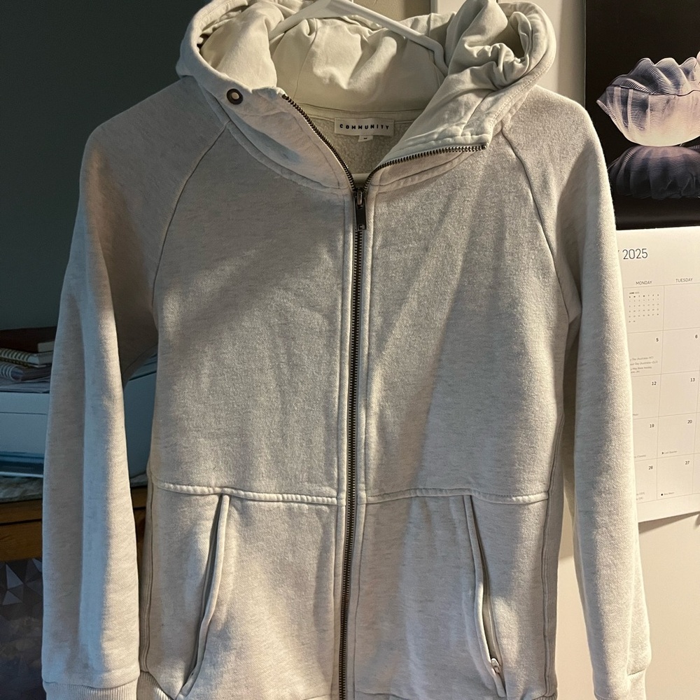 ARITZIA “COMMUNITY” FITTED ZIP-UP SWEATSHIRT (M)